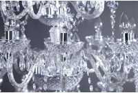 Lustre suspendu classique à 30 bougies coloris transparent