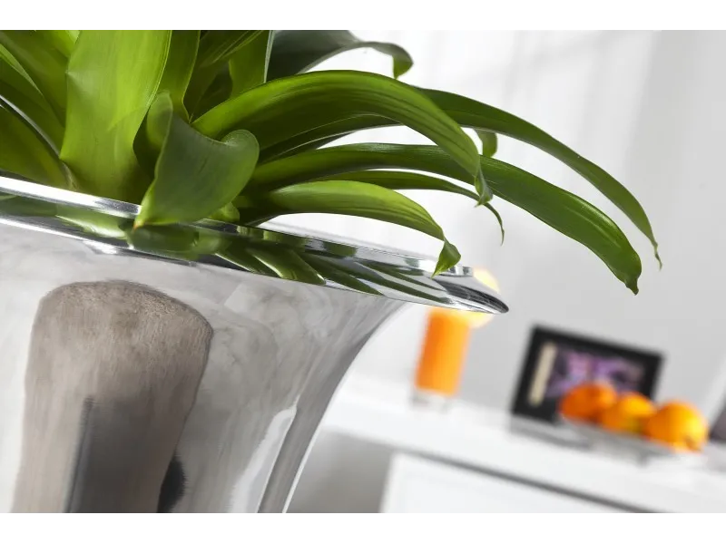 Vase design en aluminium de couleur argenté