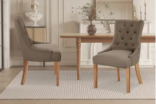 Chaise capitonnée revêtue en tissus taupe Chaises de salle à manger...