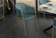Chaise capitonnée revêtue en tissus bleu Chaises de salle à manger...