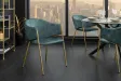 Chaise capitonnée revêtue en tissus bleu Chaises de salle à manger...