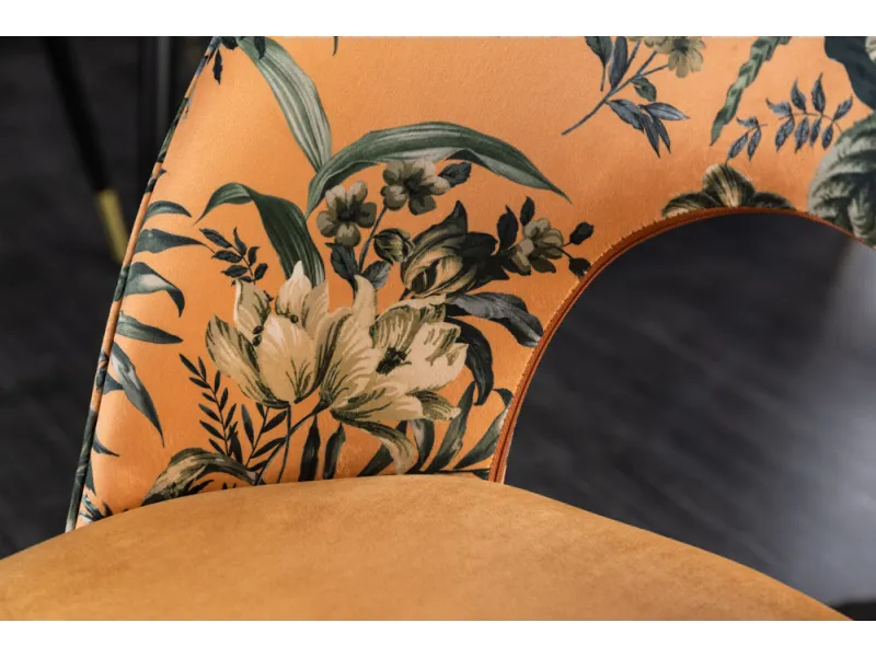 Chaise velours dans un décor salle à manger moderne