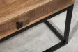 Table basse design industriel de couleur naturelle et noire en bois massif et métal avec un tiroir et une niche