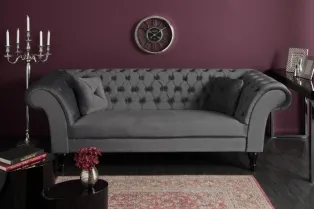Canapé moderne capitonné de couleur gris argenté en velours avec pieds en bois massif