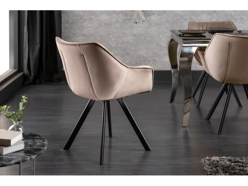 Chaise Rétro en velours coloris champagne avec piétement en métal