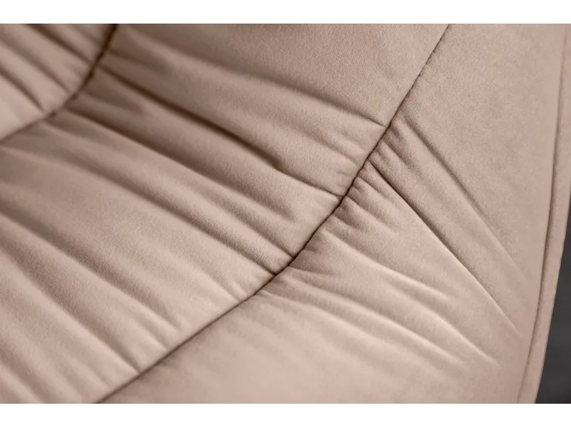 Chaise Rétro en velours coloris champagne avec piétement en métal