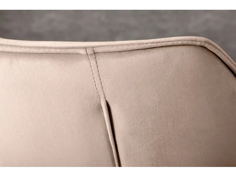 Chaise Rétro en velours coloris champagne avec piétement en métal