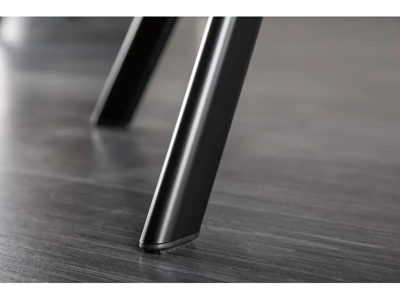 Chaise Rétro en velours coloris champagne avec piétement en métal