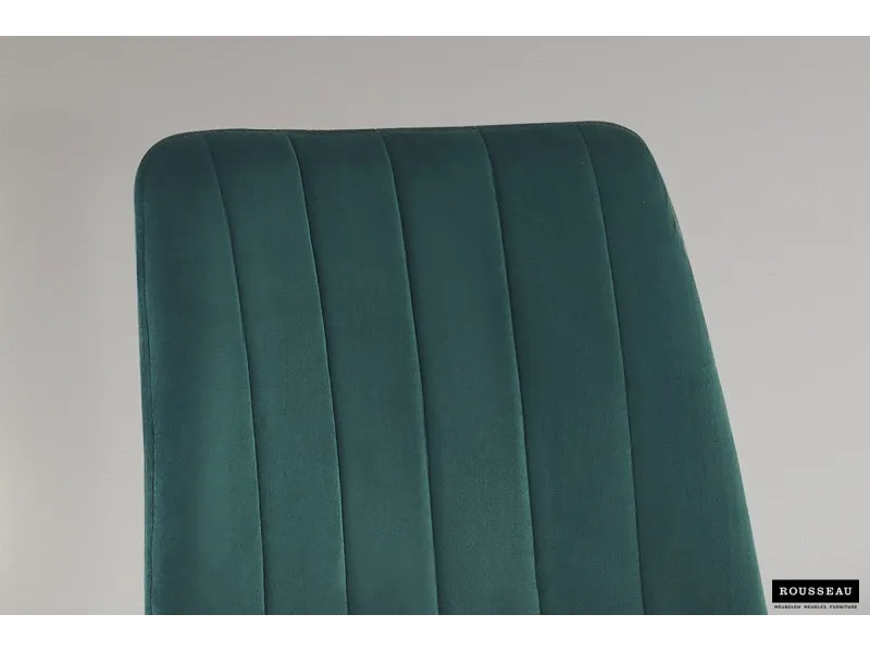 Chaise design en velours coloris vert, pieds noirs