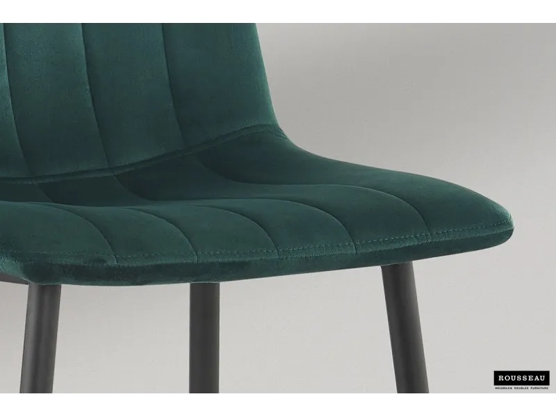Chaise design en velours coloris vert, pieds noirs