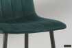 Chaise design en velours coloris vert, pieds noirs