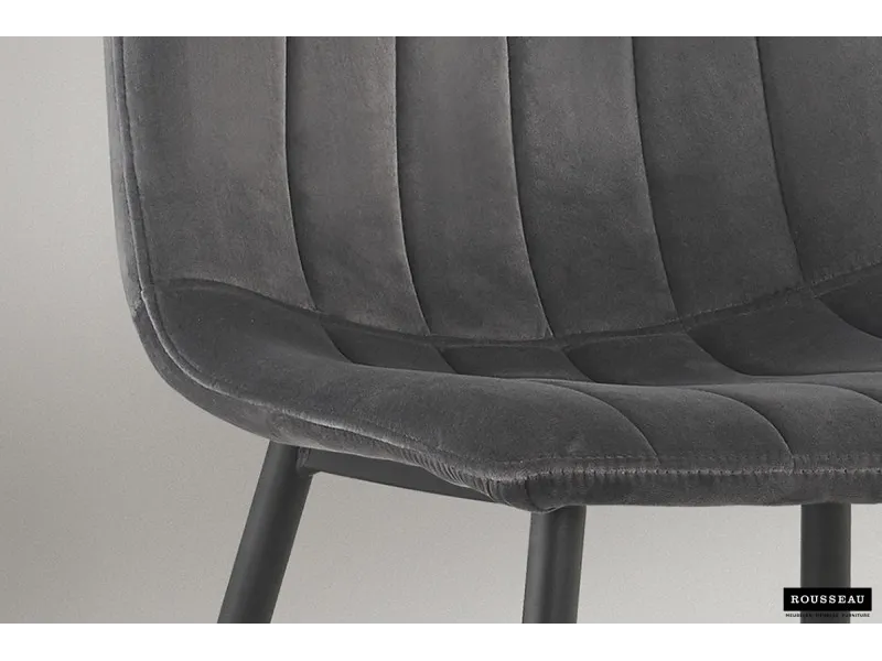 Chaise design en velours, coloris gris foncé, pieds noirs