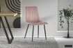 Chaise design en velours coloris rose, pieds noirs
