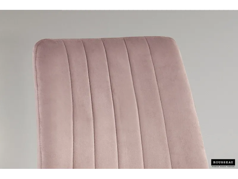 Chaise design en velours coloris rose, pieds noirs