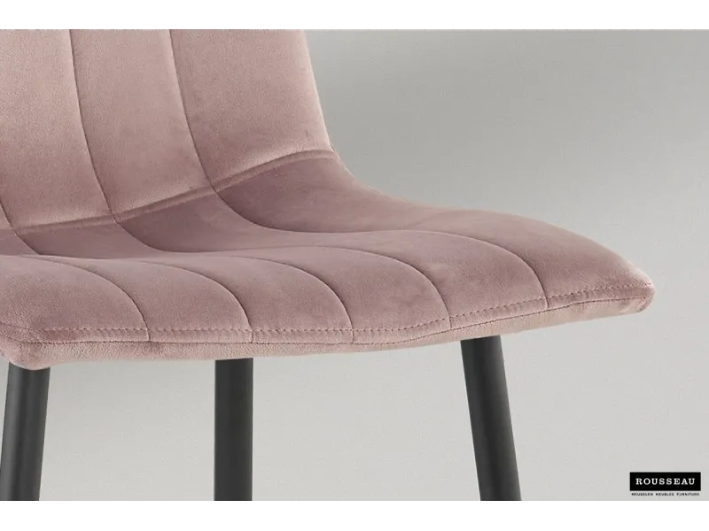Chaise design en velours coloris rose, pieds noirs