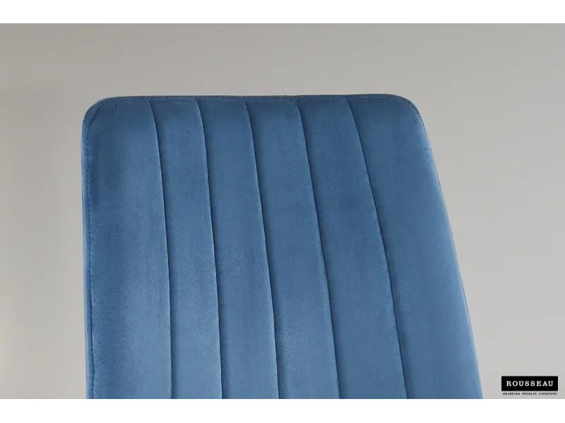 Chaise design en velours coloris bleu, pieds noirs
