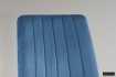 Chaise design en velours coloris bleu, pieds noirs