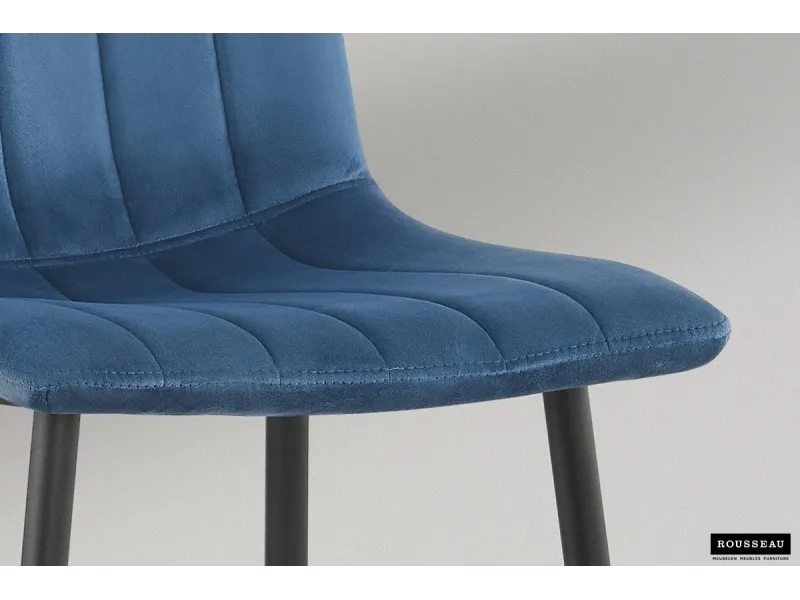Chaise design en velours coloris bleu, pieds noirs