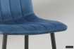 Chaise design en velours coloris bleu, pieds noirs