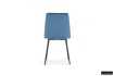Chaise design en velours coloris bleu, pieds noirs